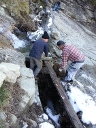  Barrer le passage du torrent pour les fortes eaux
